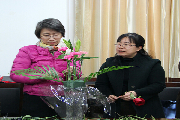 永利官网举办“花开巾帼,情融经管”教职工艺术插花大赛 永利官网举办“花开巾帼,情融经管”教职工艺术插花大赛