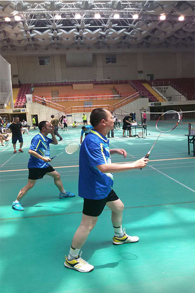 永利官网在校2016年教职工羽毛球比赛中奋勇拼搏