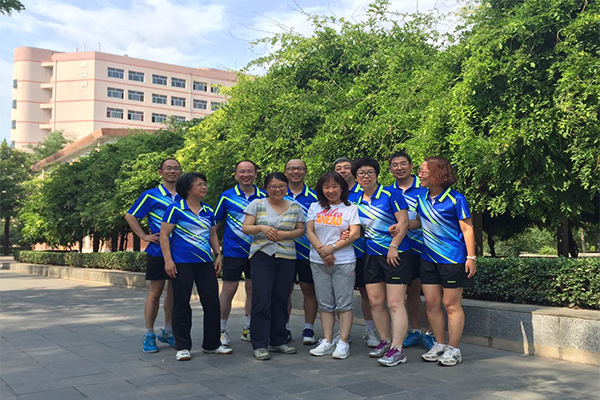 永利官网在校2016年教职工羽毛球比赛中奋勇拼搏